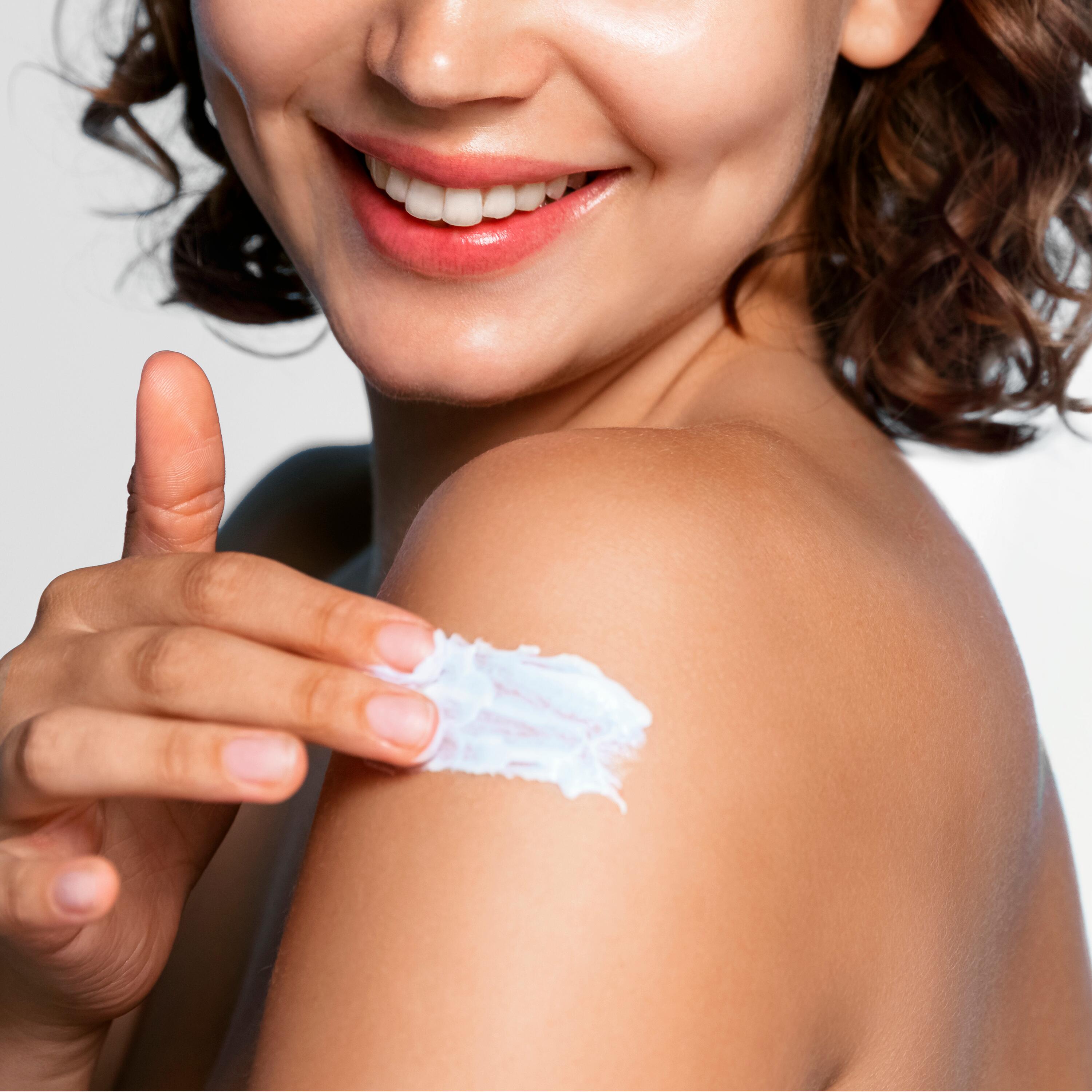 AD_THE ESSENTIALS_BODY-LOTION_Lifetsyle-woman_Website